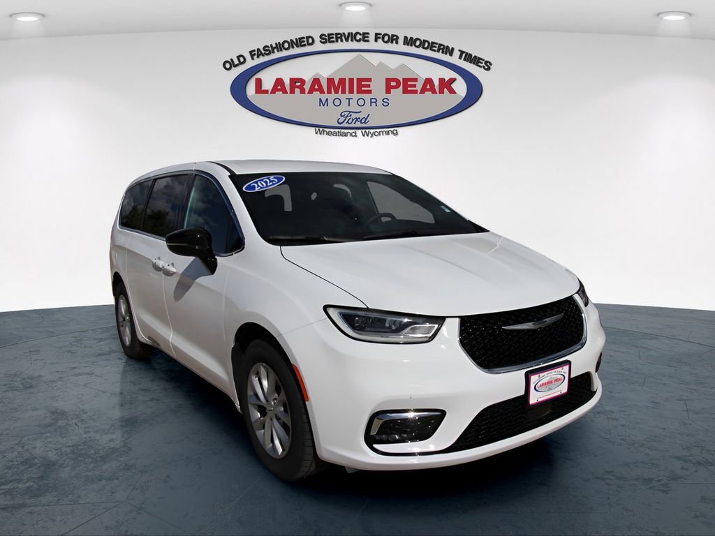 Used 2025 Chrysler Pacifica Select