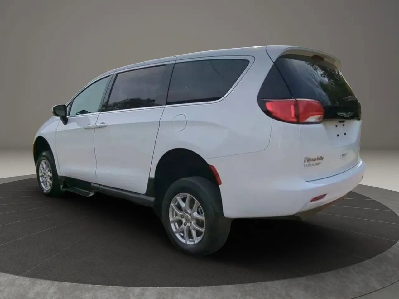 Used 2023 Chrysler Voyager LX FWD image 4