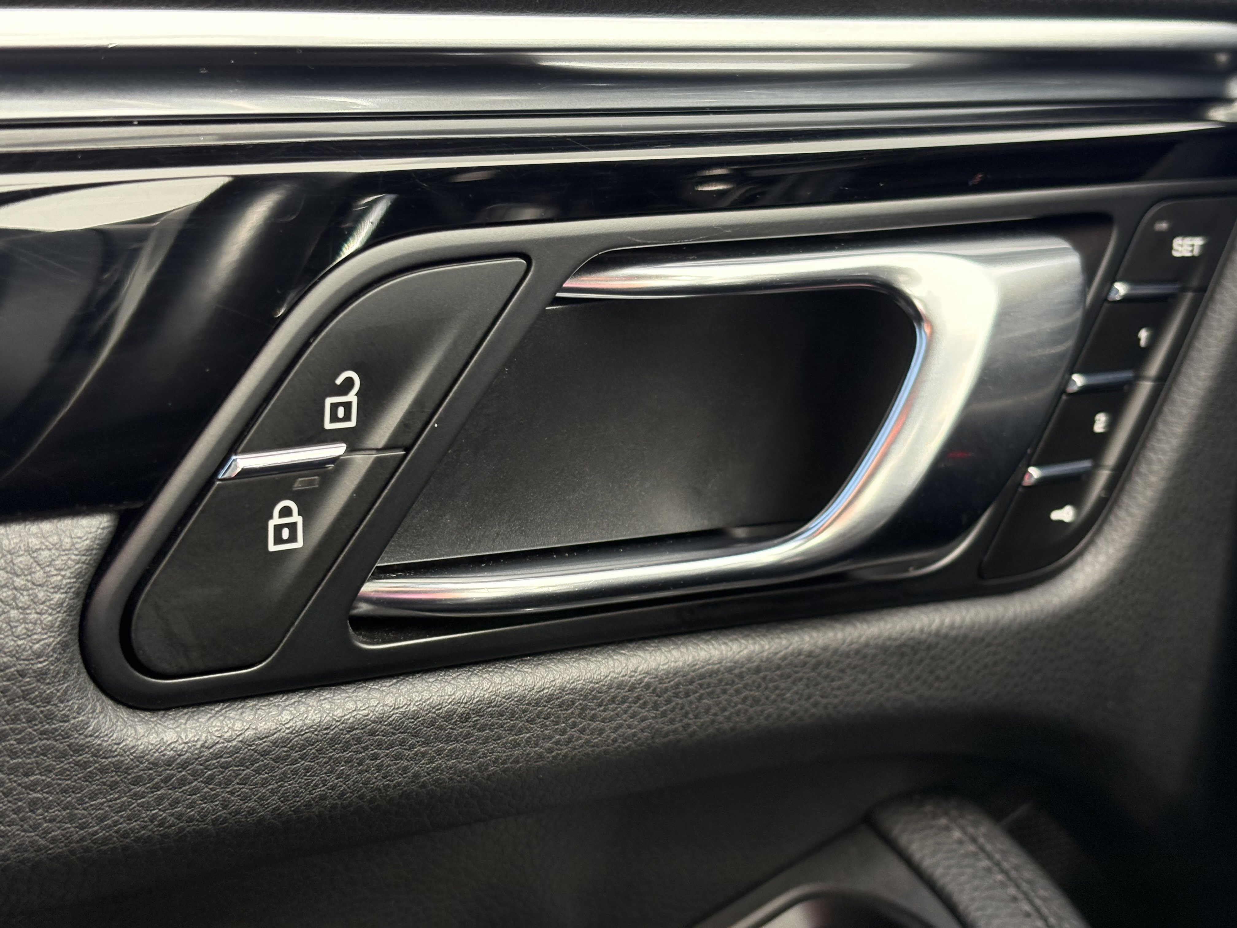 Used 2024 Porsche Macan image 28