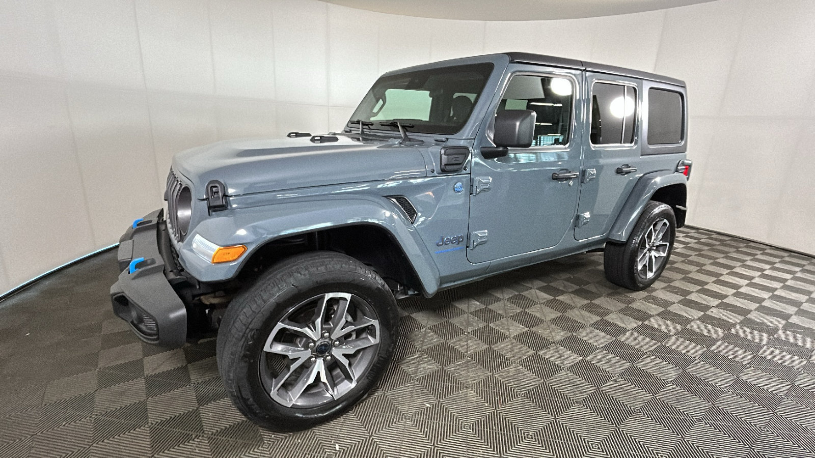 Used 2024 Jeep Wrangler Unlimited w/ Convenience Group AWD/4WD image 8