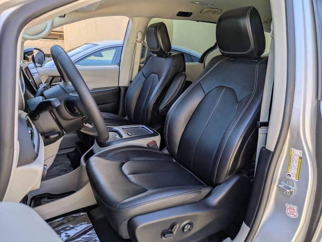 Used 2024 Chrysler Pacifica Touring-L image 23