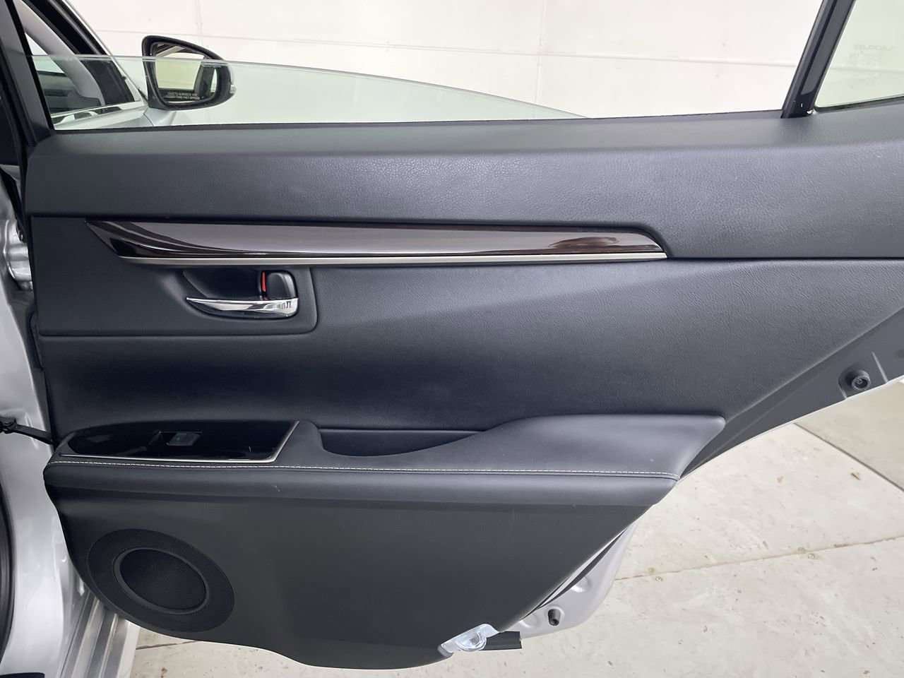 Used 2018 Lexus ES 350 w/ Luxury Package w/Wood Trim image 25