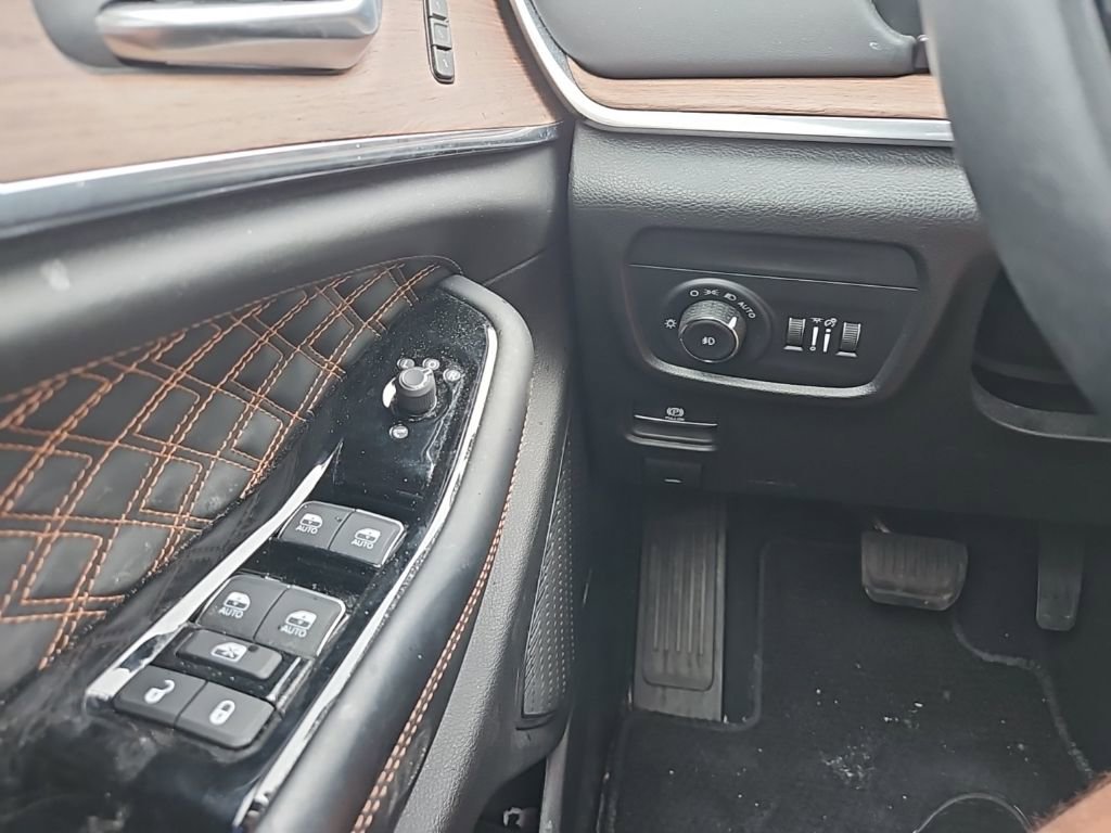 Used 2023 Jeep Grand Cherokee L Summit w/ Advanced Protech Group IV image 22