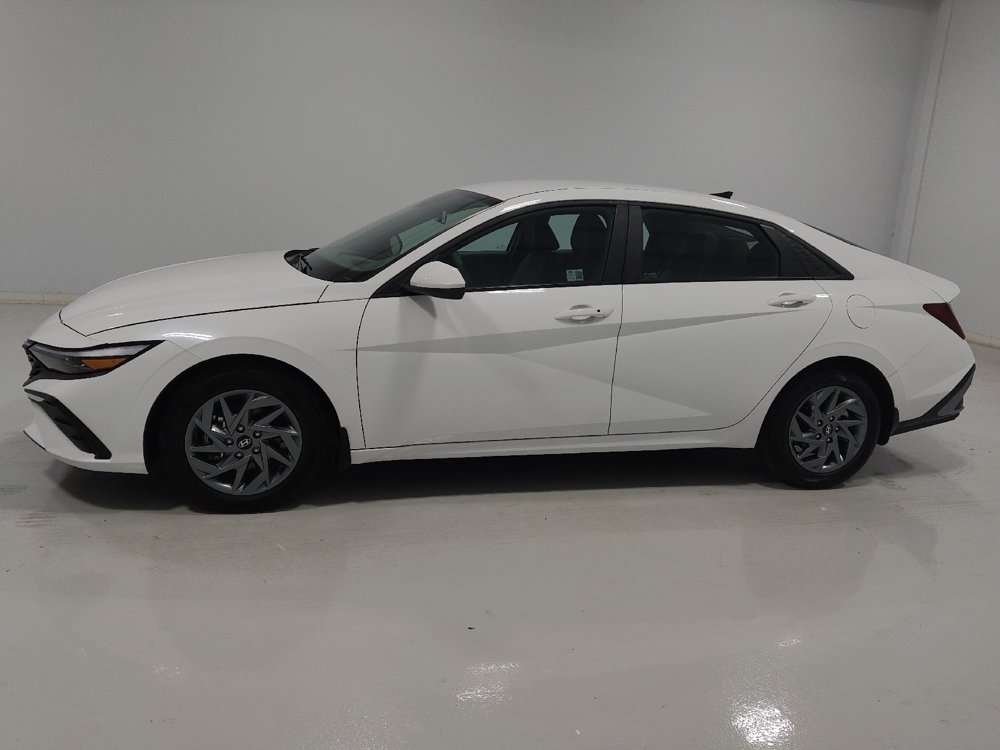 Used 2024 Hyundai Elantra SEL FWD image 2