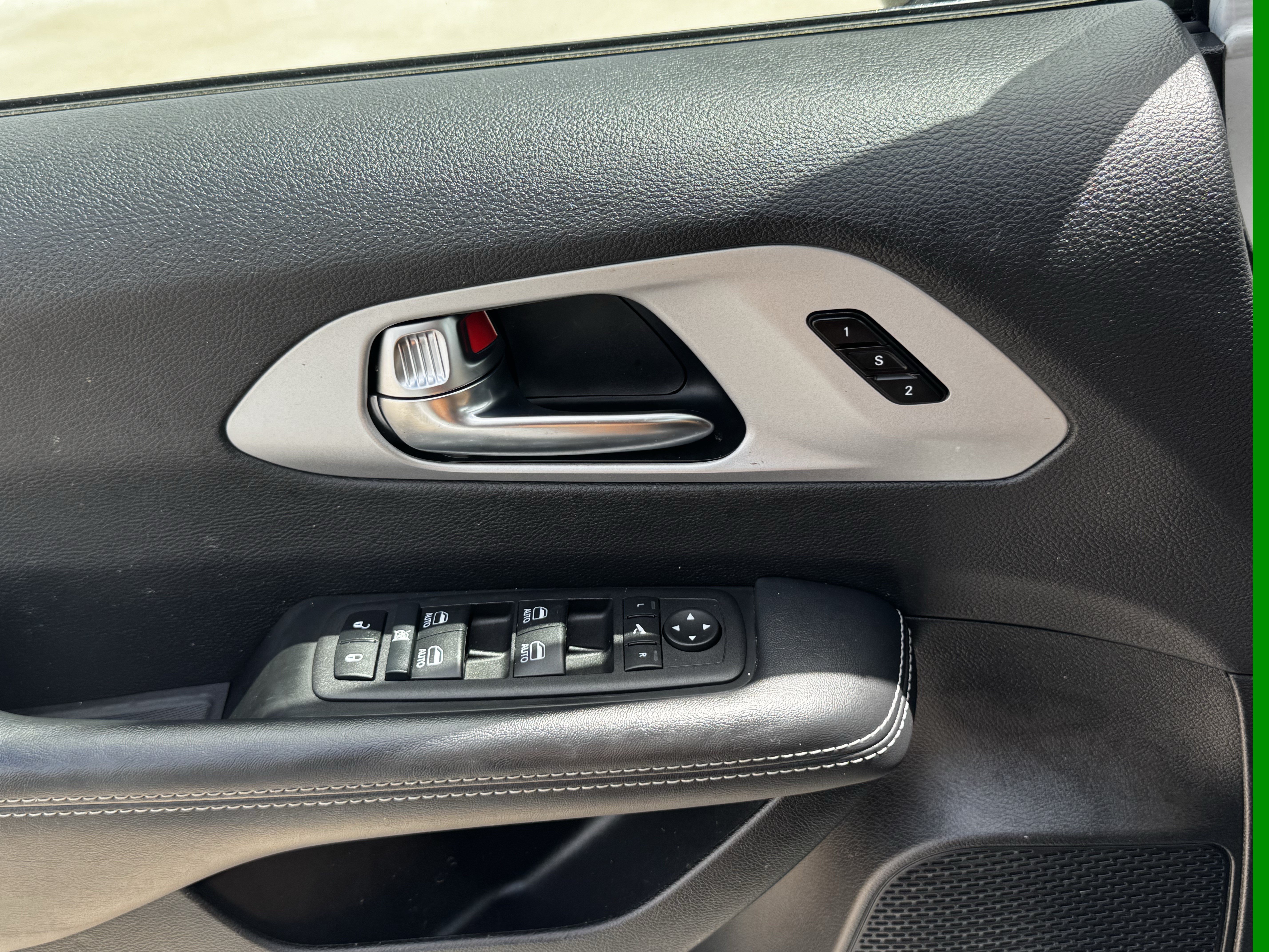 Used 2025 Chrysler Pacifica Limited FWD image 26