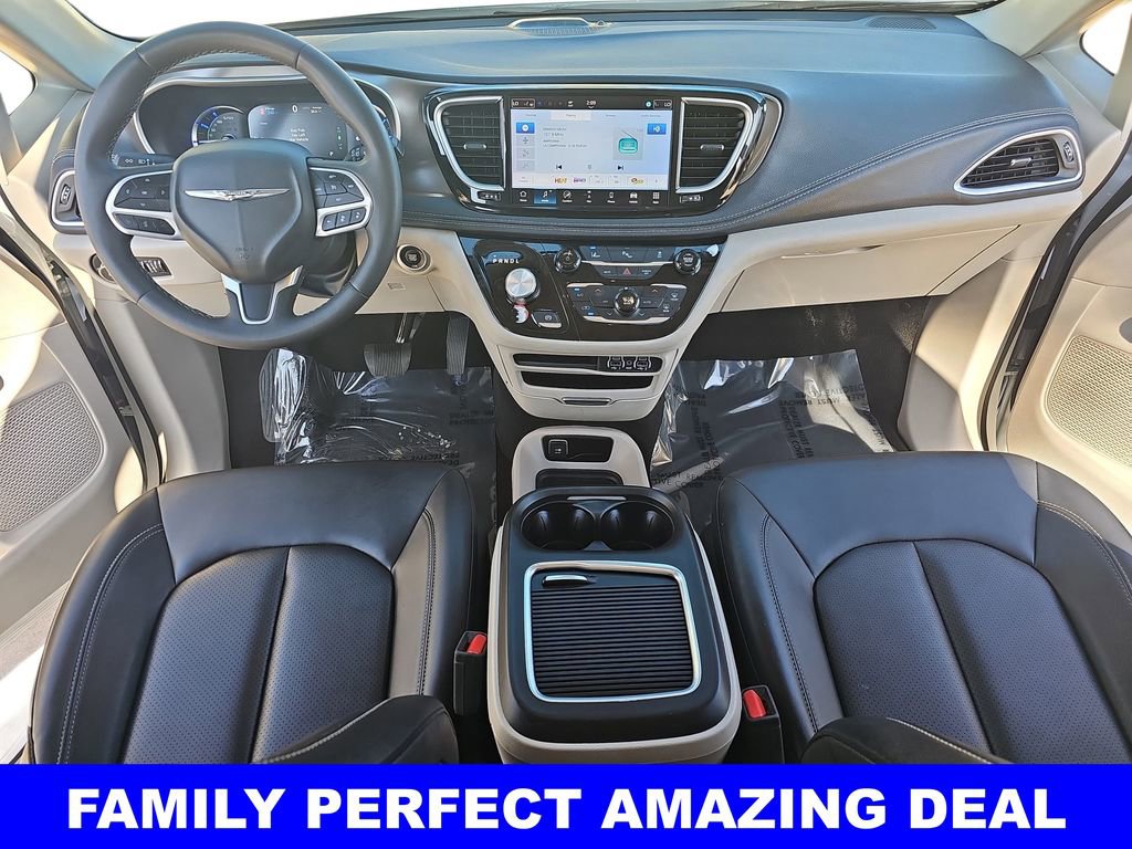 Used 2024 Chrysler Pacifica Select image 9