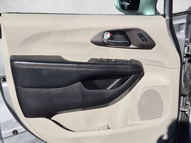 Used 2020 Chrysler Pacifica Touring-L FWD image 26
