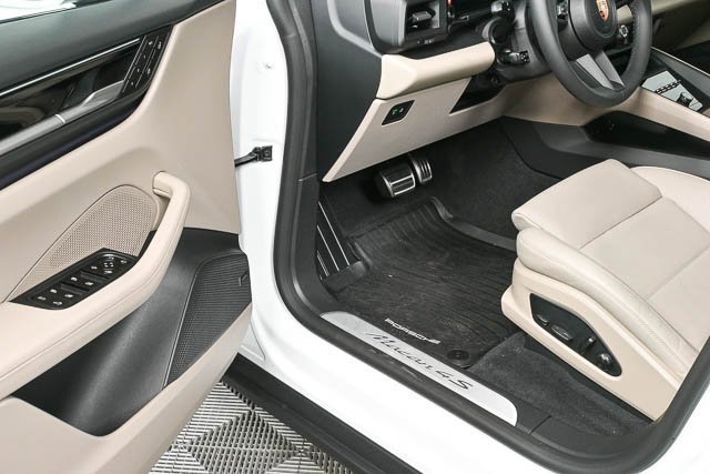 New 2025 Porsche Macan 4S Electric image 8