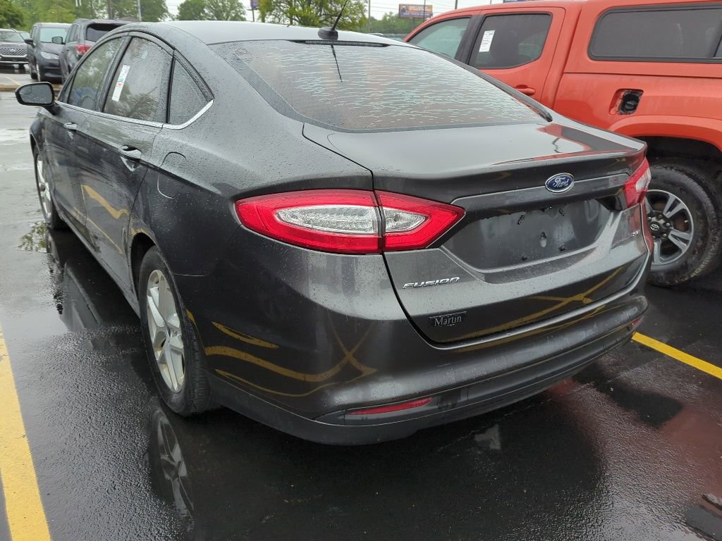 Used 2016 Ford Fusion SE FWD image 4