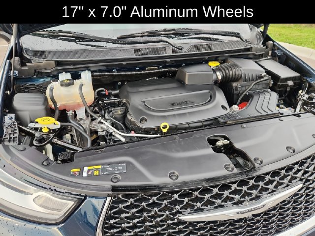 Used 2024 Chrysler Pacifica Touring FWD image 16