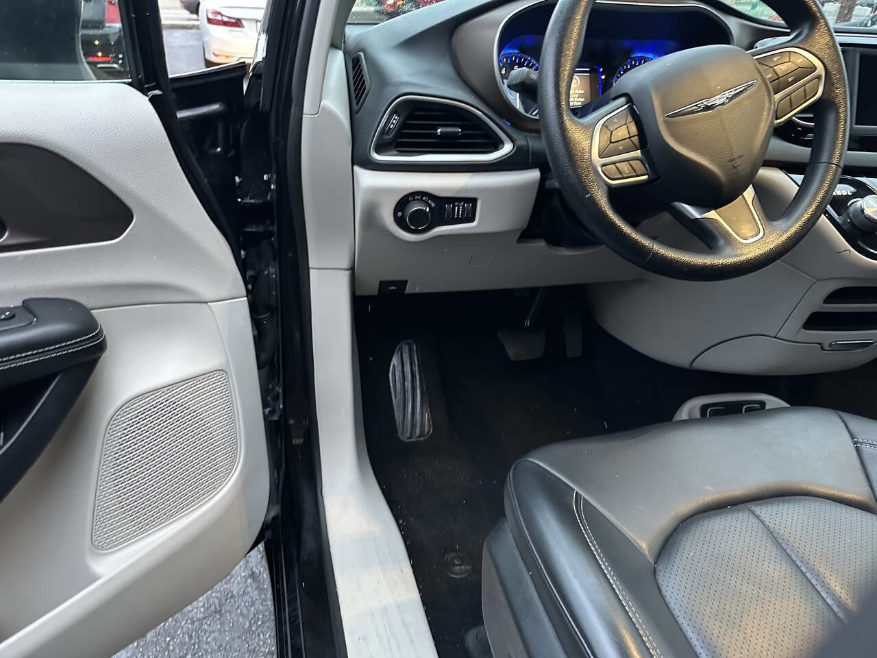 Used 2020 Chrysler Voyager Lxi FWD image 29