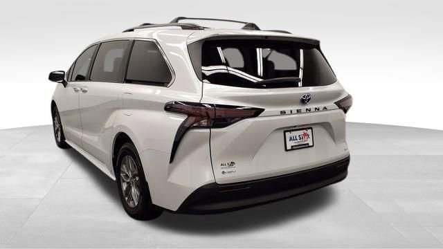 Used 2025 Toyota Sienna XLE image 5