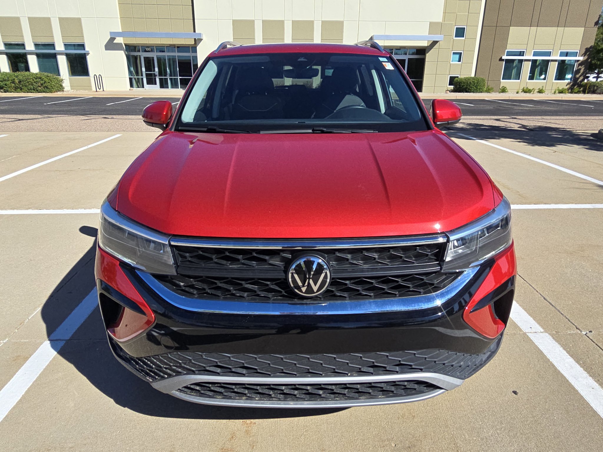 Used 2024 Volkswagen Taos SE w/ Panoramic Sunroof Package AWD/4WD image 9
