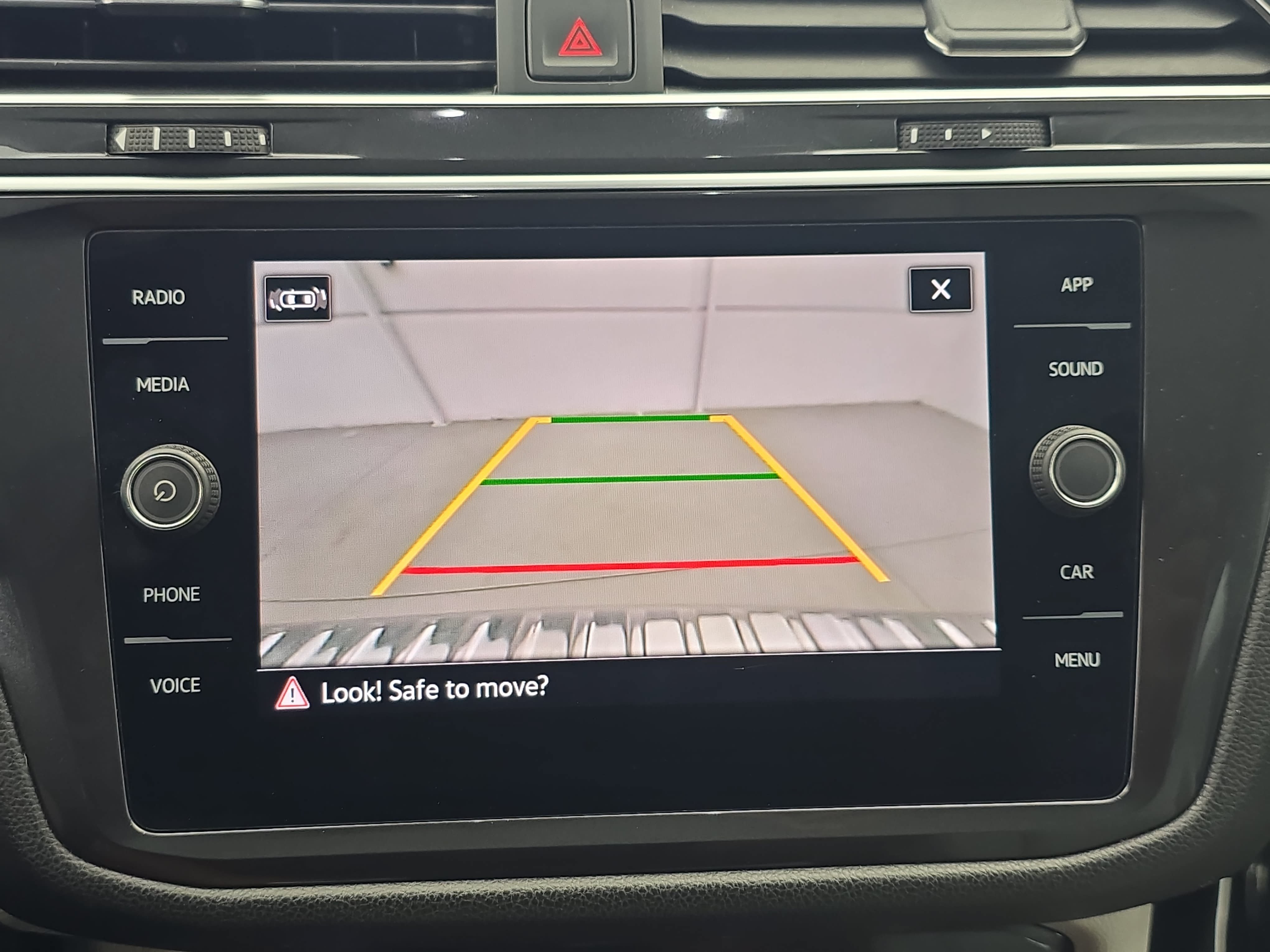 Used 2023 Volkswagen Tiguan SE w/ Panoramic Sunroof Package FWD image 23
