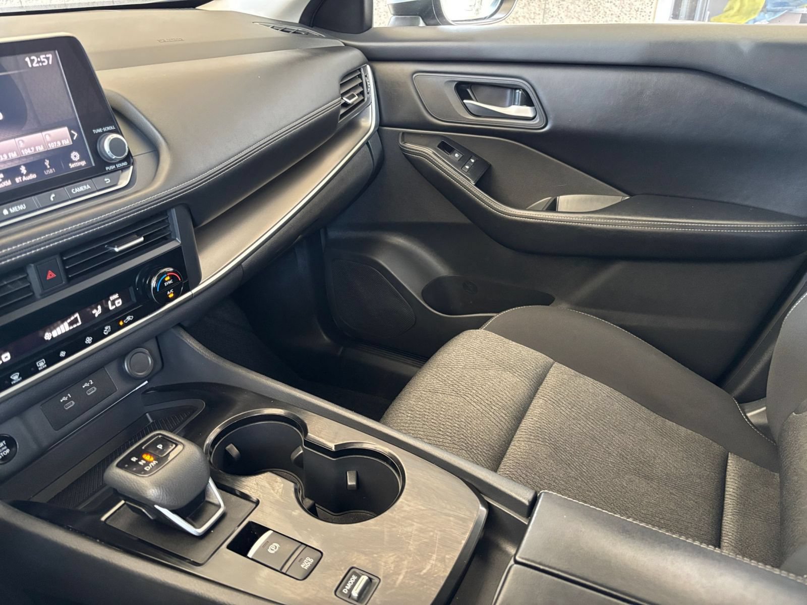 Used 2025 Nissan Rogue SV FWD image 37