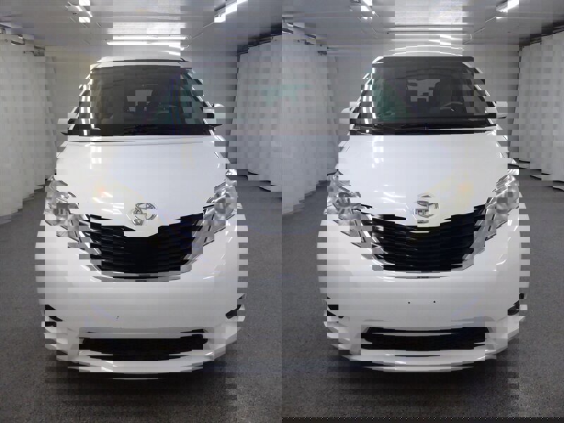 Used 2014 Toyota Sienna LE image 2