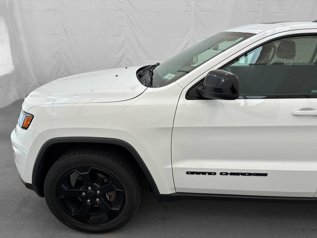 Used 2019 Jeep Grand Cherokee Laredo AWD/4WD image 3