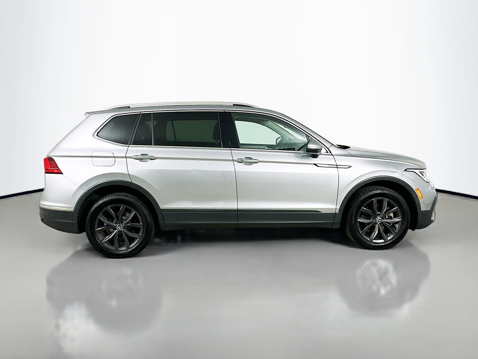 Used 2022 Volkswagen Tiguan SE AWD/4WD image 4