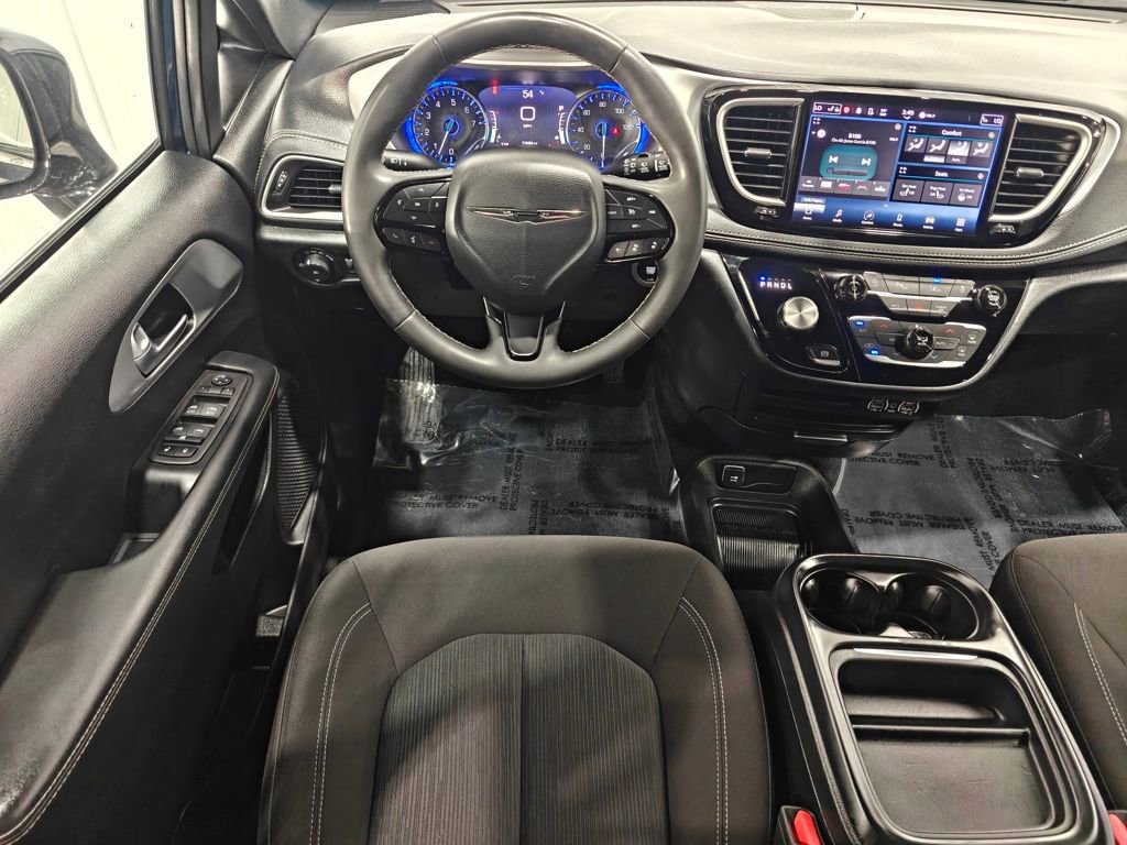 Used 2024 Chrysler Pacifica Touring image 4