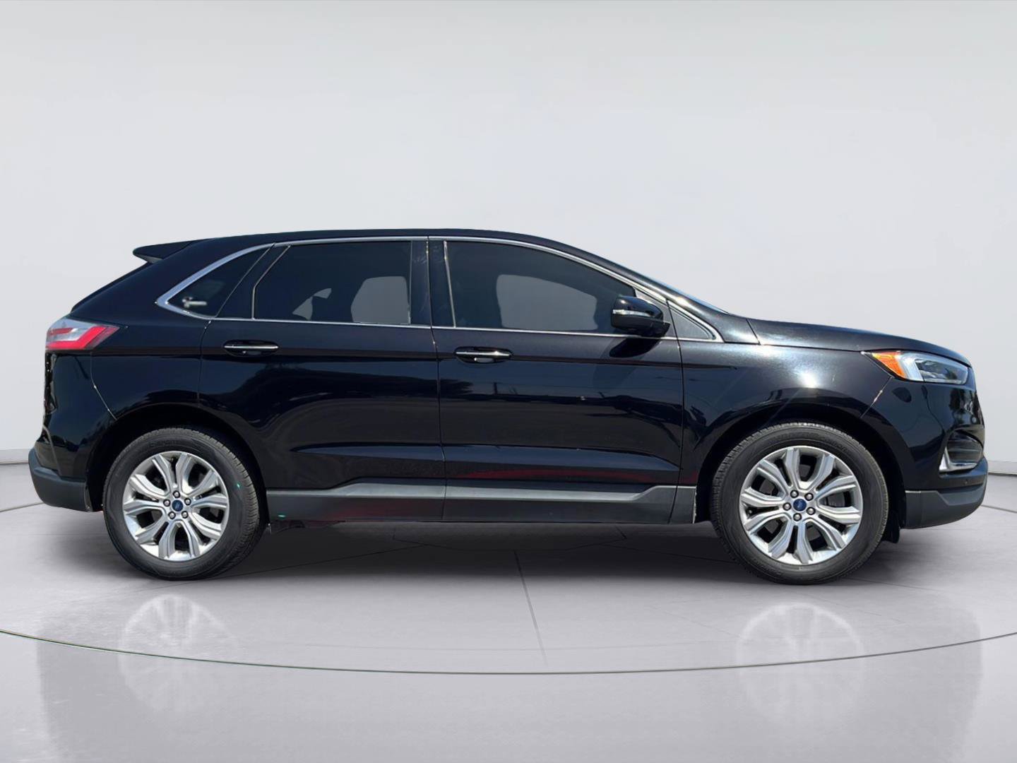 Used 2022 Ford Edge Titanium w/ Equipment Group 301A AWD/4WD image 2