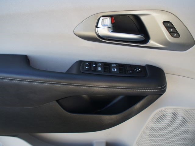 Used 2023 Chrysler Pacifica Touring-L image 27