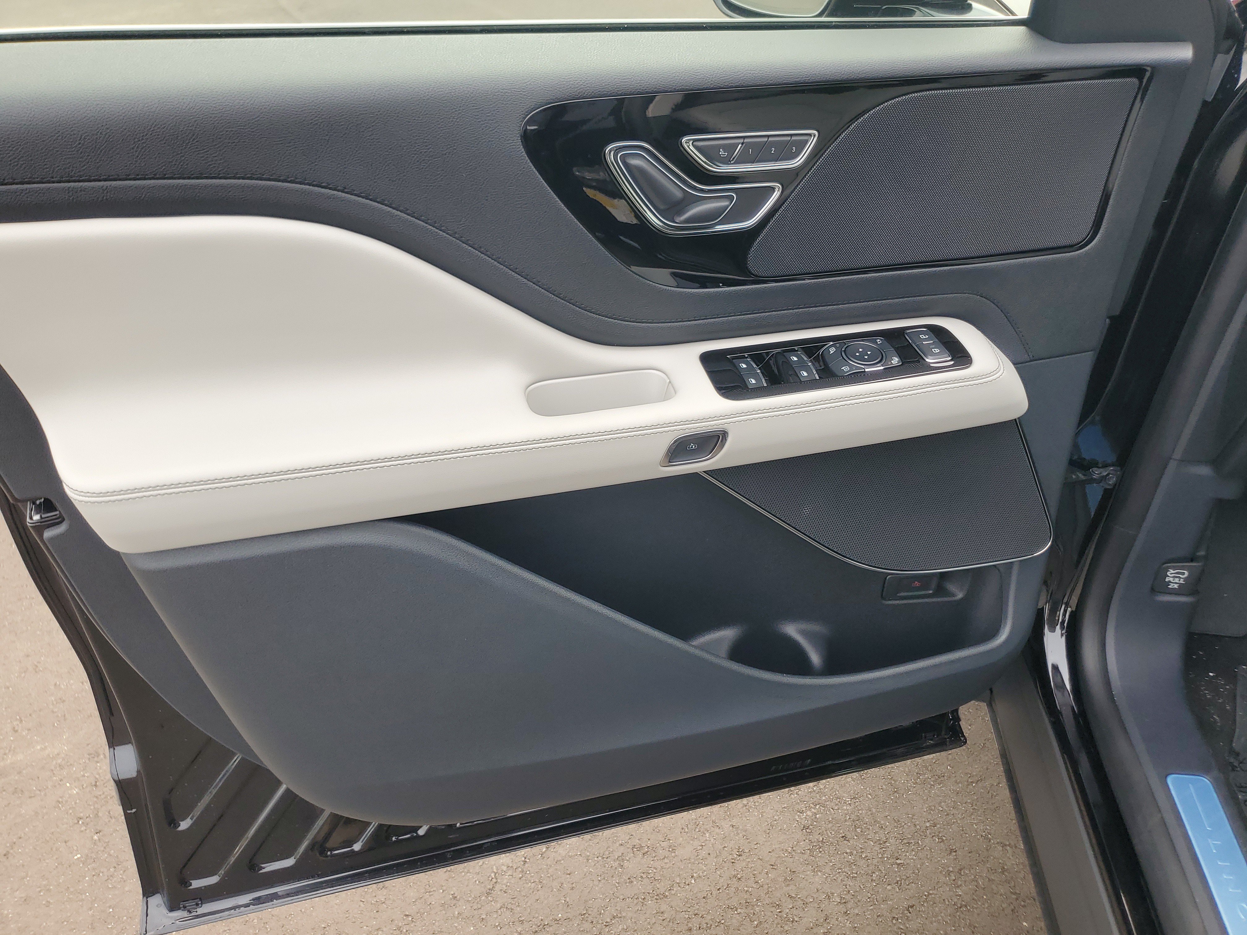 New 2026 Lincoln Aviator AWD image 8