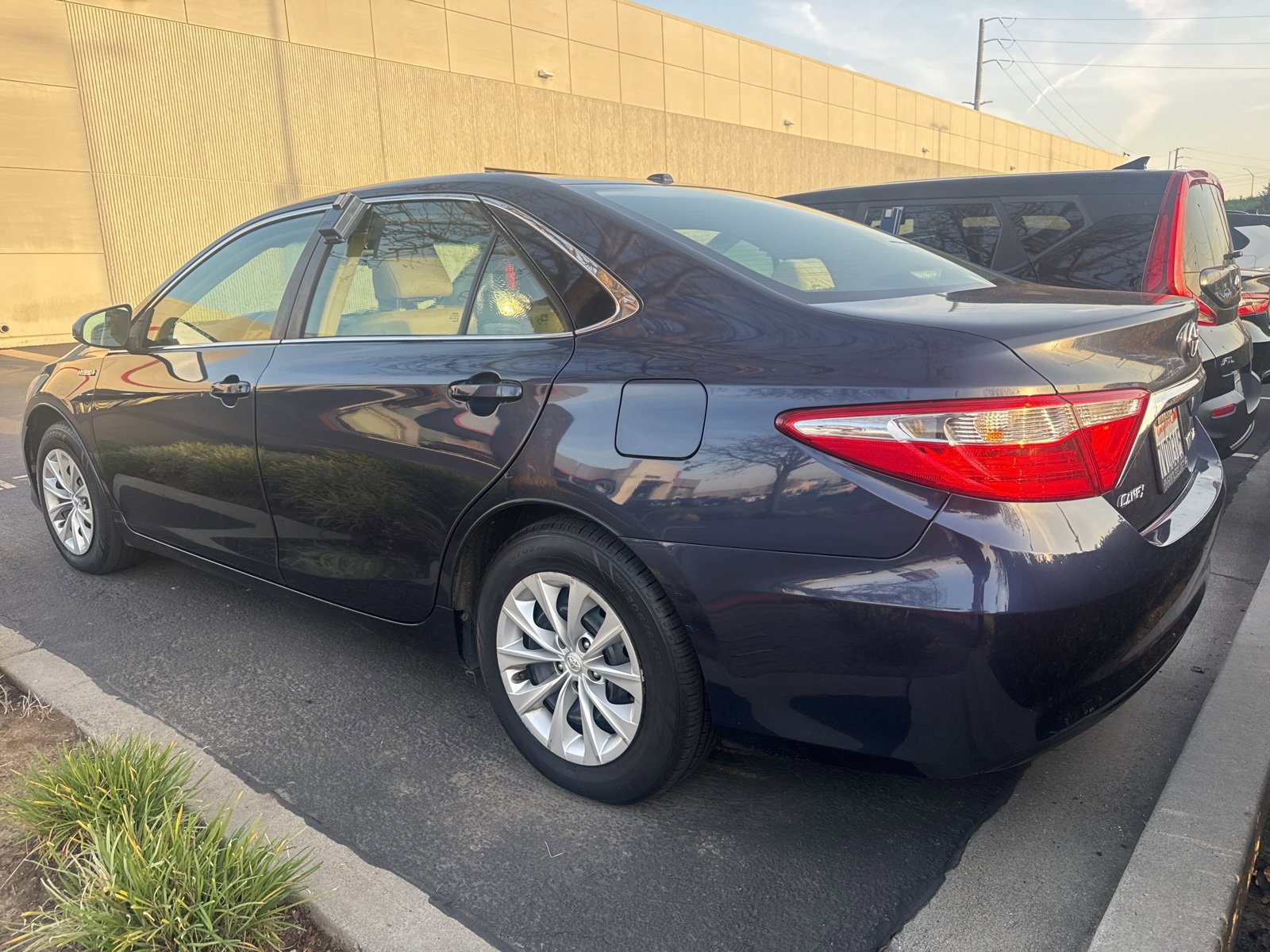 Used 2016 Toyota Camry LE image 3