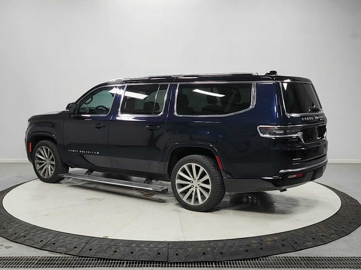Used 2023 Jeep Grand Wagoneer L Series II w/ Convenience Group III AWD/4WD image 5