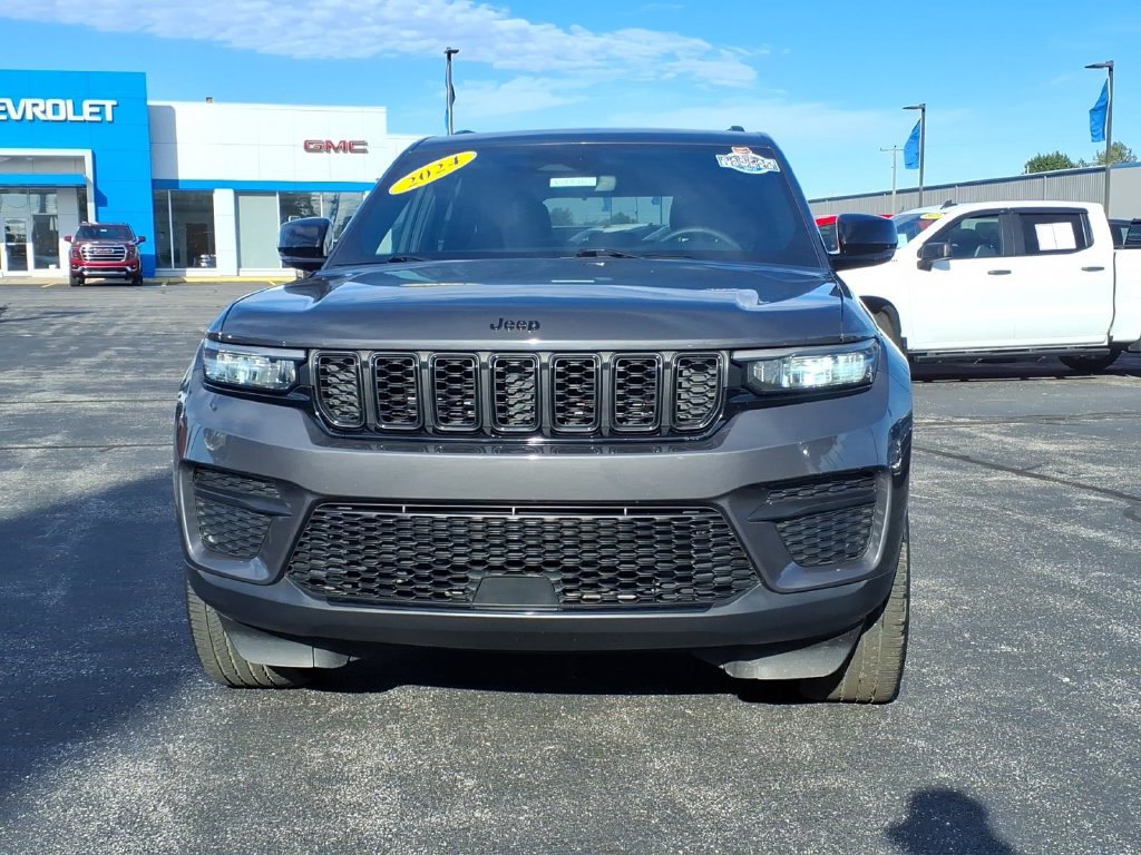Used 2024 Jeep Grand Cherokee Altitude AWD/4WD image 2