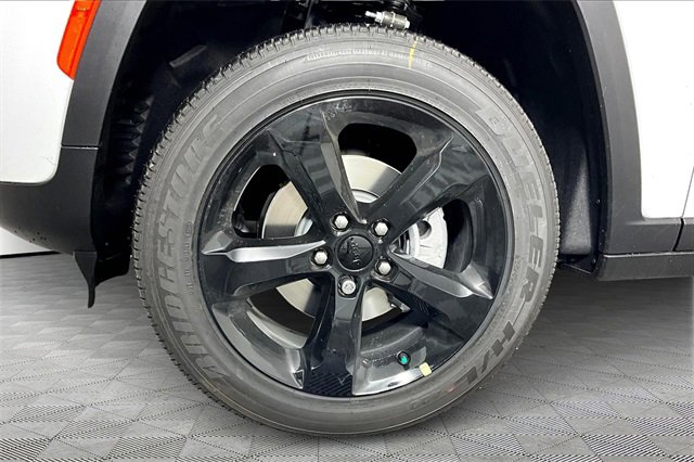 New 2025 Jeep Grand Cherokee Altitude image 12