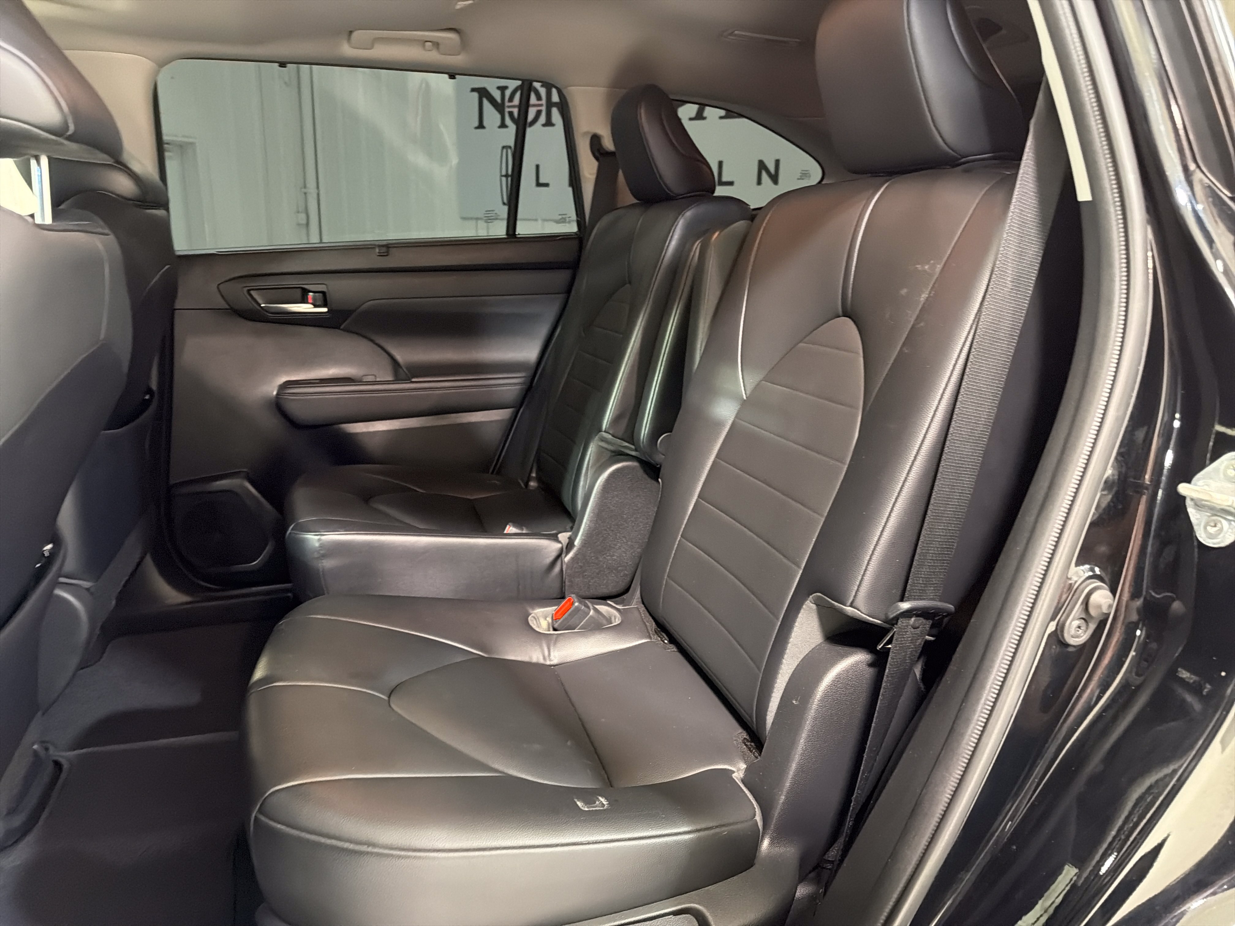 Used 2021 Toyota Highlander XLE FWD image 10
