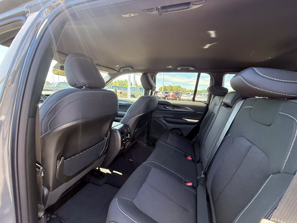 New 2027 Jeep Grand Cherokee Laredo RWD image 22