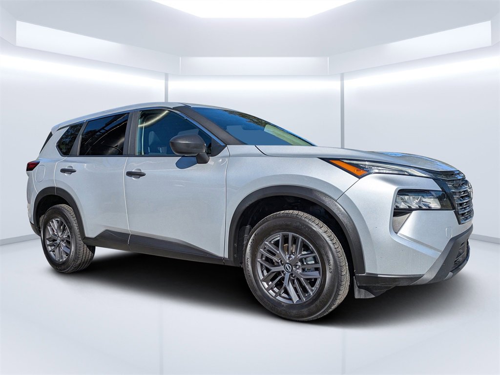 Used 2024 Nissan Rogue S image 2