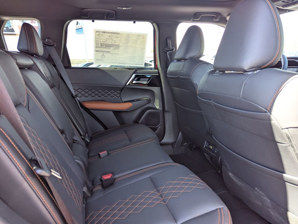 Used 2025 Mitsubishi Outlander 4WD Plug-In Hybrid image 36