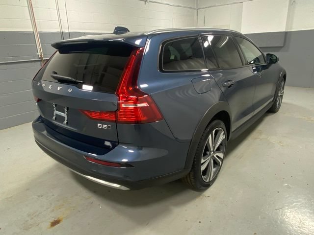 Certified 2025 Volvo V60 B5 Cross Country Plus AWD/4WD image 3