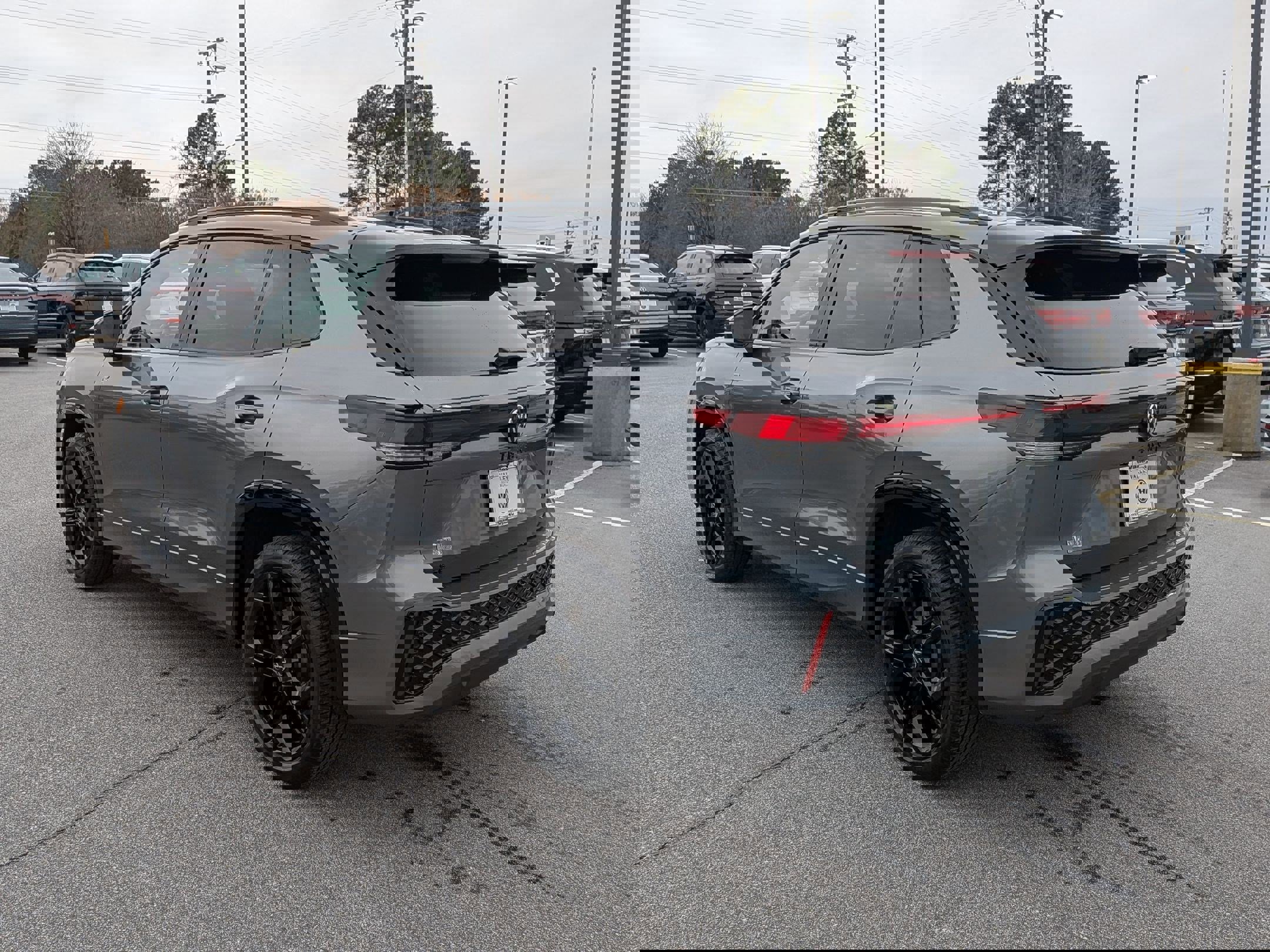 Used 2025 Volkswagen Tiguan SE R-Line image 5