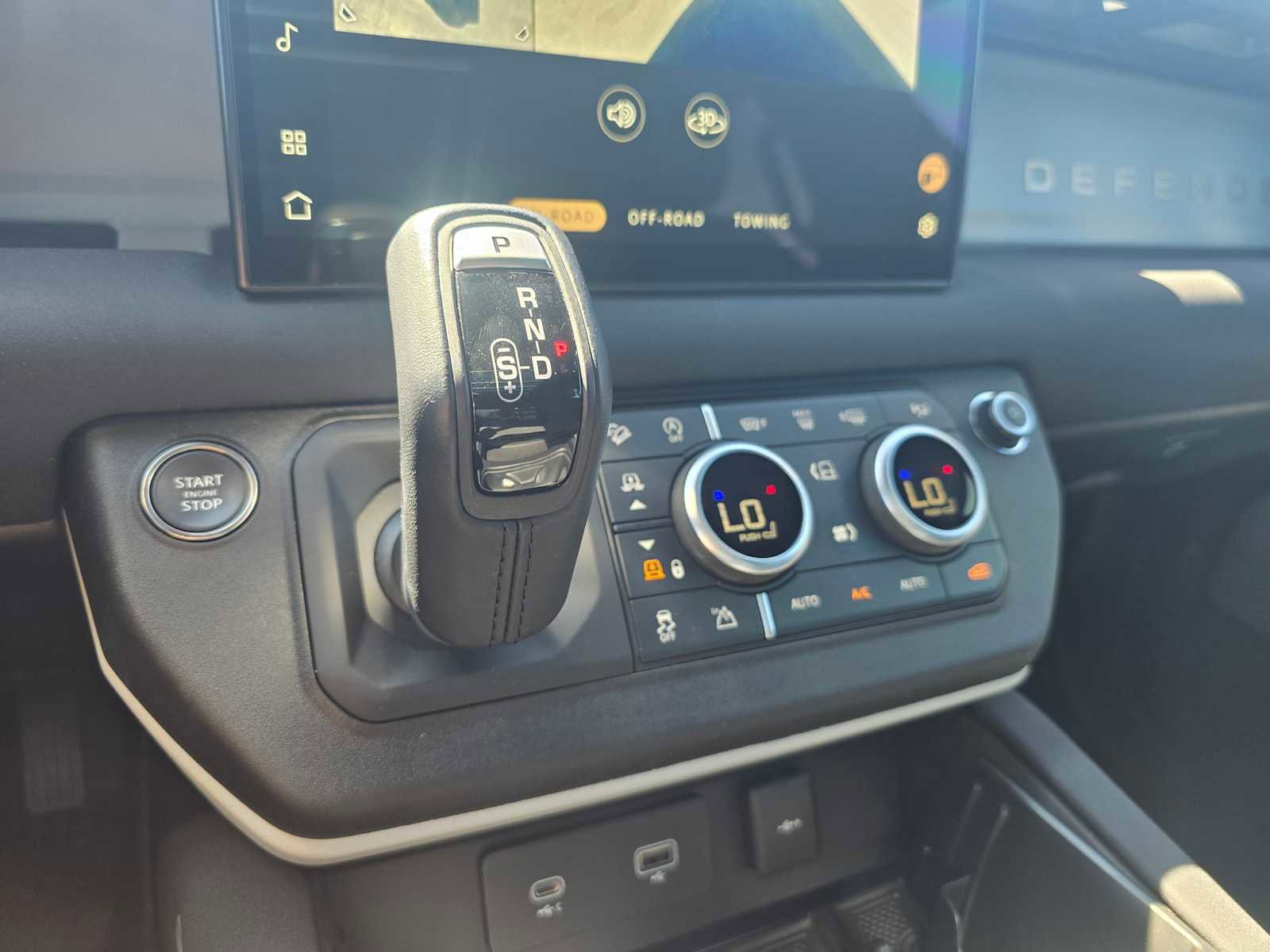 Used 2023 Land Rover Defender 130 SE image 30