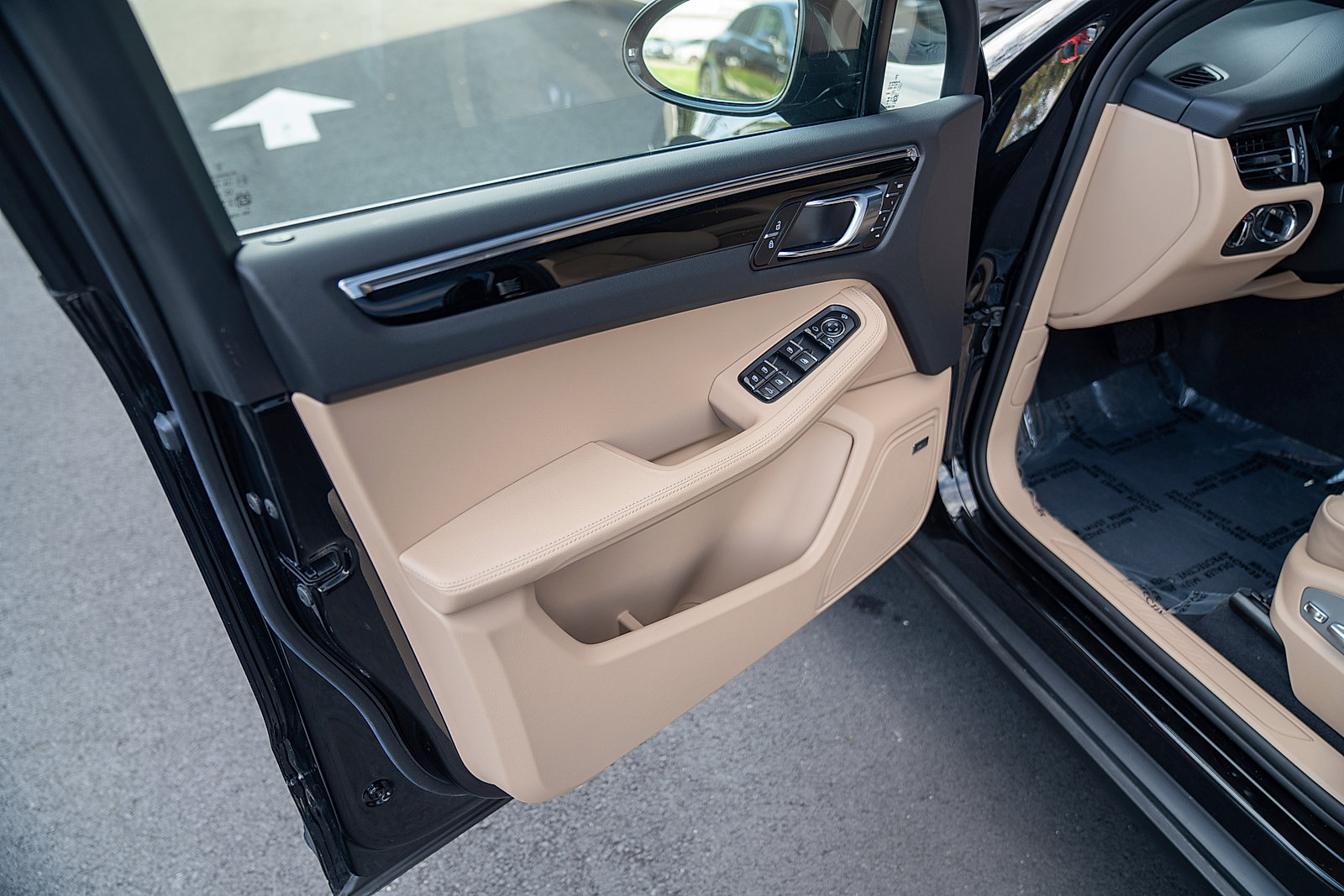 Certified 2025 Porsche Macan AWD/4WD image 16