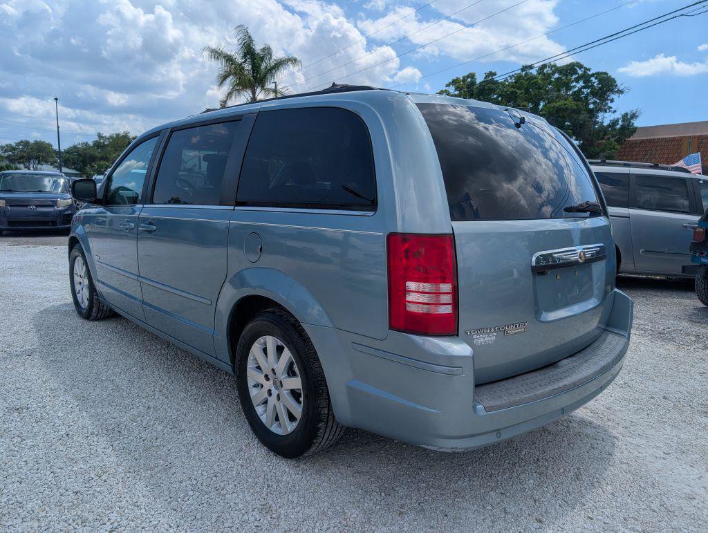Used 2008 Chrysler Town & Country Touring FWD image 5