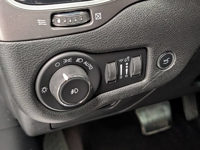 Used 2019 Jeep Cherokee Limited w/ Luxury Group AWD/4WD image 16
