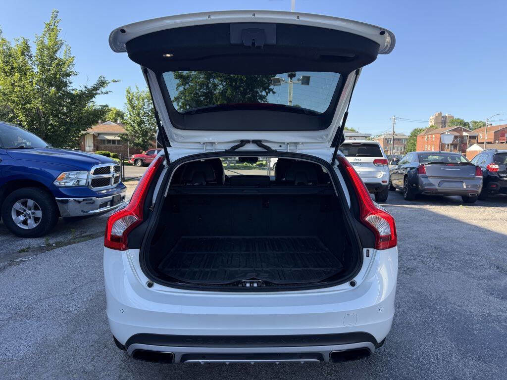 Used 2016 Volvo V60 T5 Cross Country w/ Convenience Package AWD/4WD image 8
