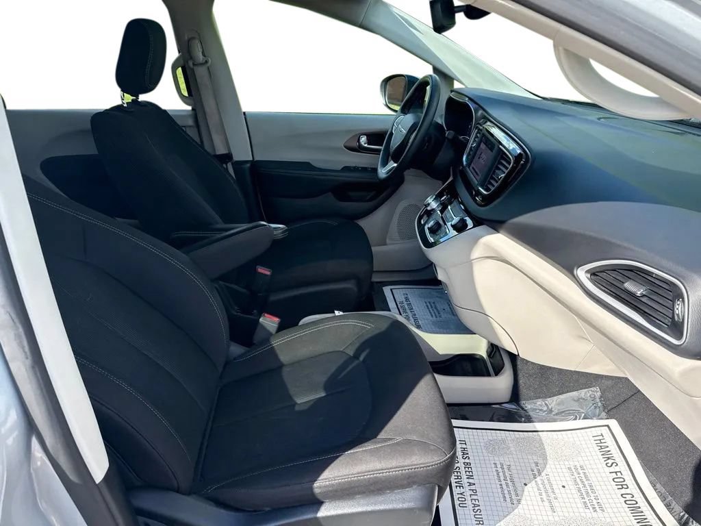 Used 2023 Chrysler Voyager LX FWD image 14