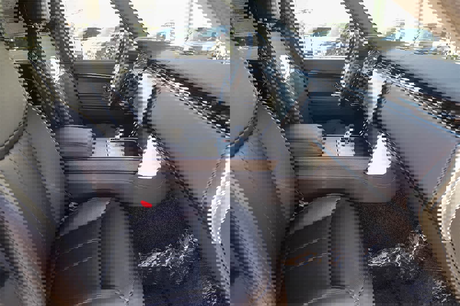 New 2026 Land Rover Range Rover SE image 15