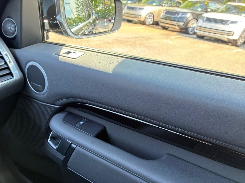 Certified 2025 Land Rover Discovery S AWD/4WD image 31