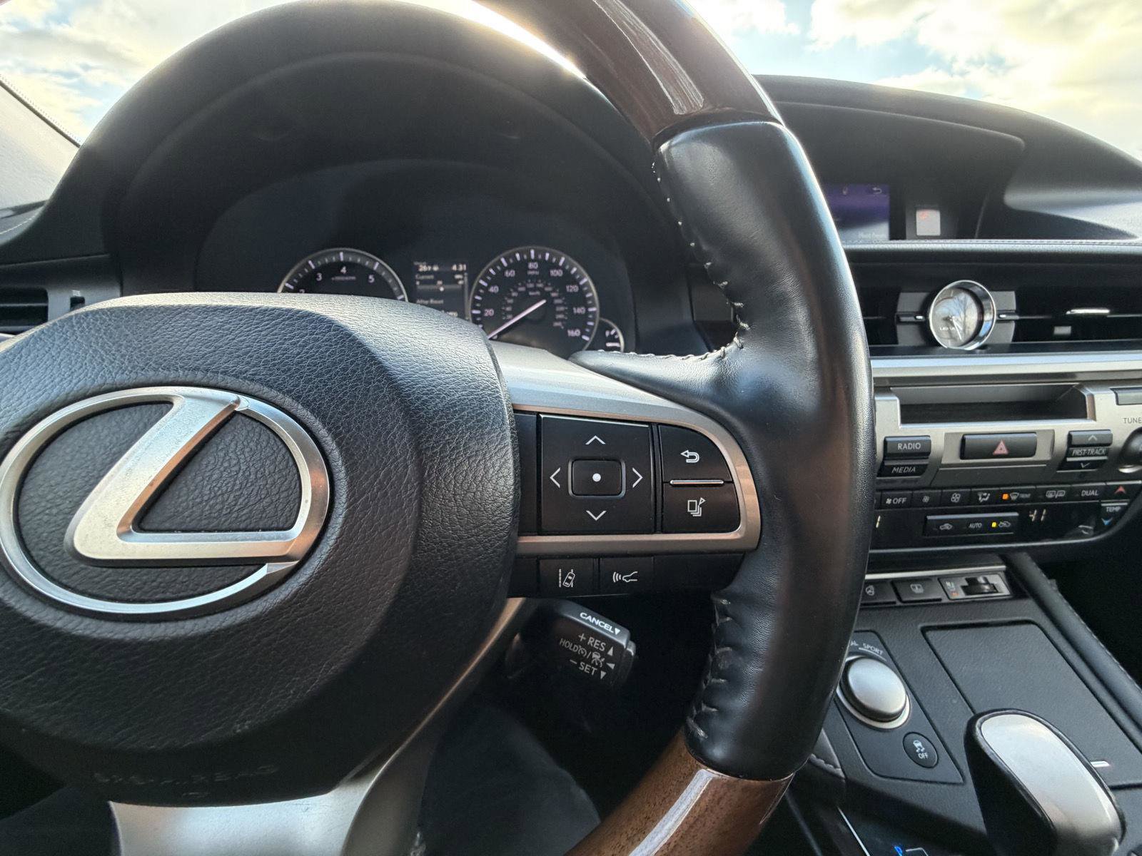 Used 2018 Lexus ES 350 w/ Luxury Package w/Wood Trim image 14