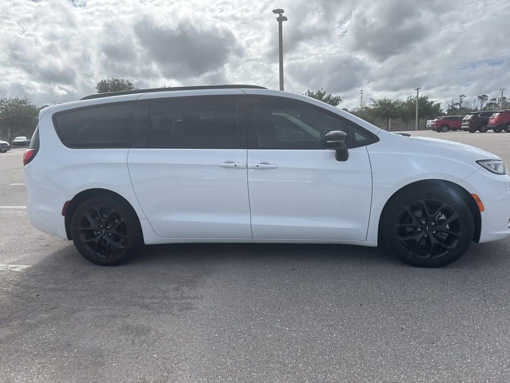 Used 2023 Chrysler Pacifica Limited w/ S Appearance Package image 4