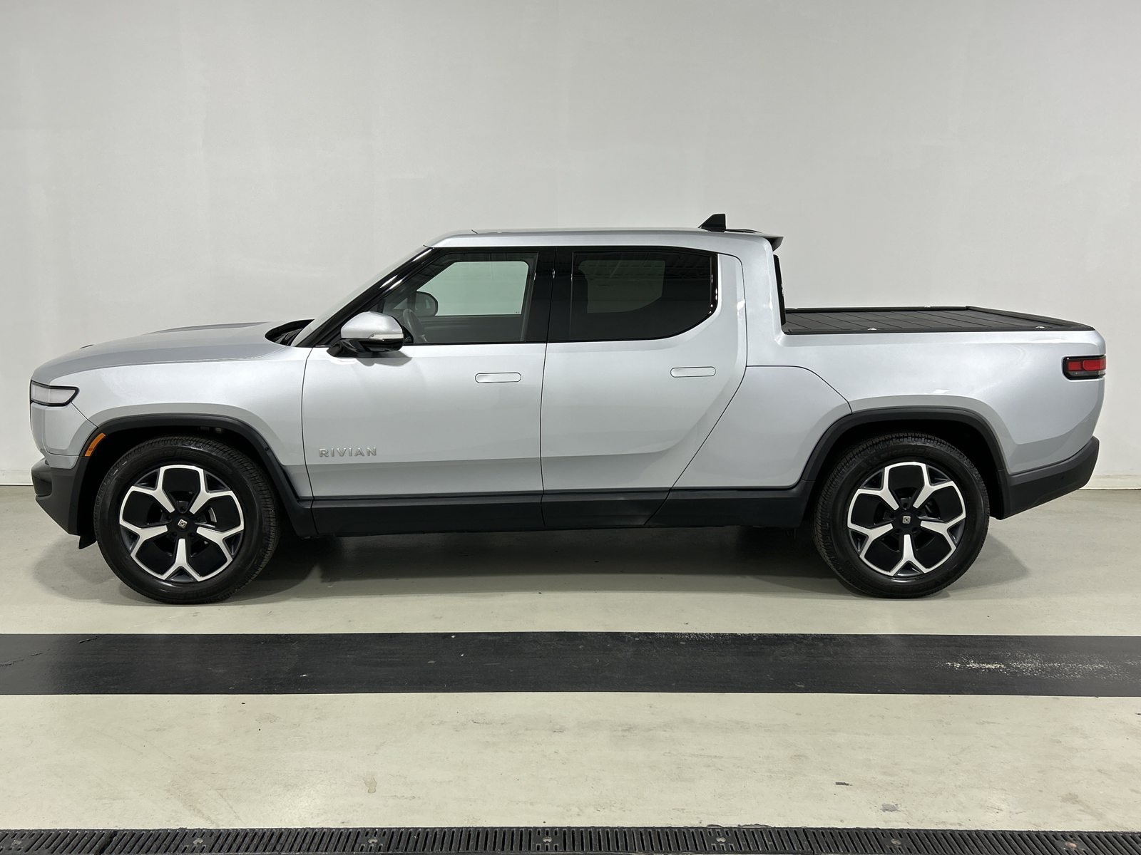 Used 2024 Rivian R1T Adventure Dual AWD/4WD image 2
