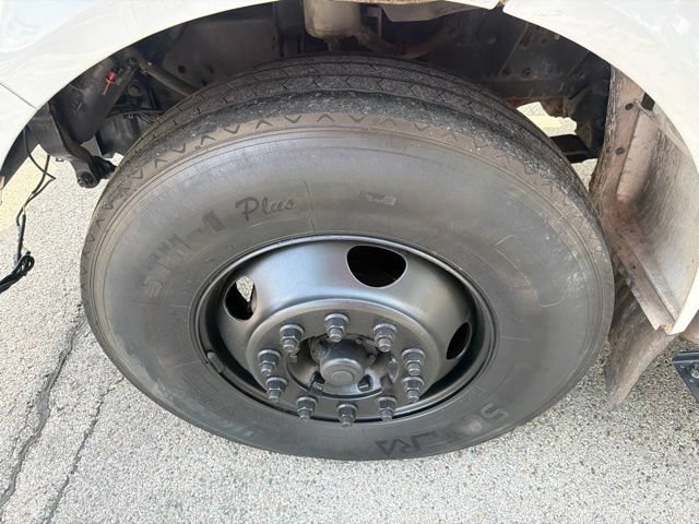 Used 2015 Ford F750 2WD Regular Cab Super Duty image 8