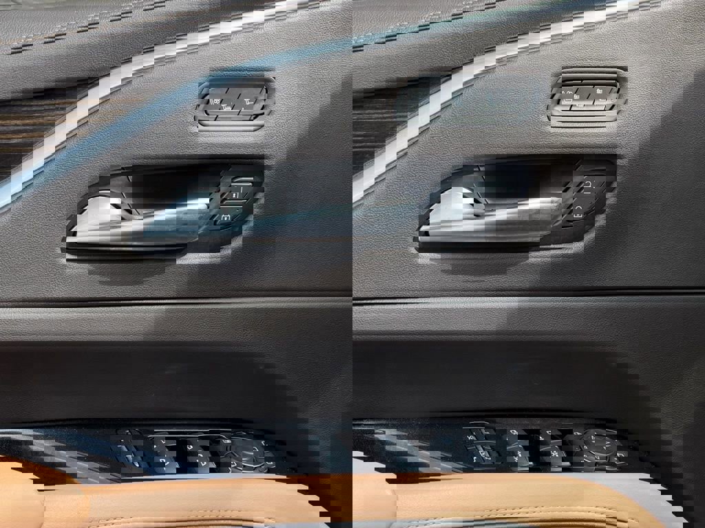 Used 2021 Cadillac Escalade ESV Premium Luxury image 36