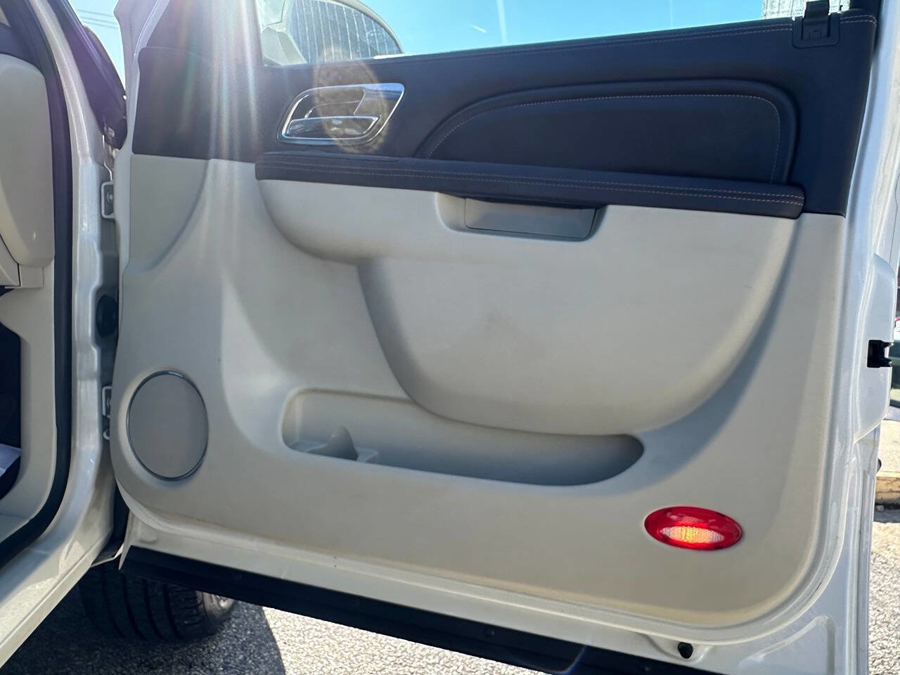 Used 2014 Cadillac Escalade Platinum AWD/4WD image 32